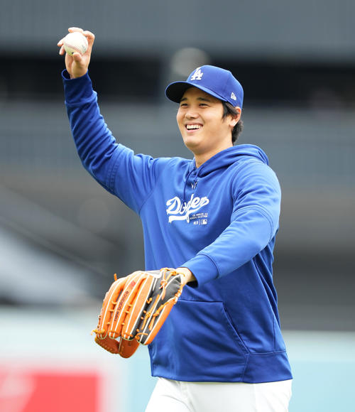 ドジャース対パドレス　試合前、リラックスした表情でキャッチボールをするドジャース大谷（撮影・菅敏）