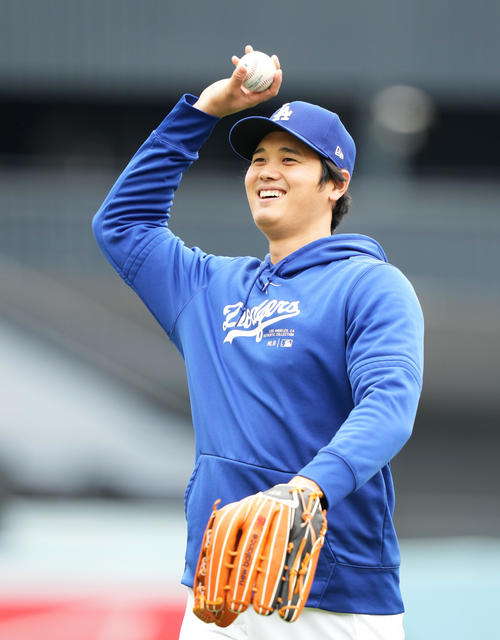 ドジャース対パドレス　試合前、リラックスした表情でキャッチボールをするドジャース大谷（撮影・菅敏）