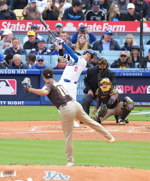 ドジャース対パドレス　1回裏ドジャース無死二塁、ダルビッシュから空振りの三振に倒れる大谷（撮影・菅敏）