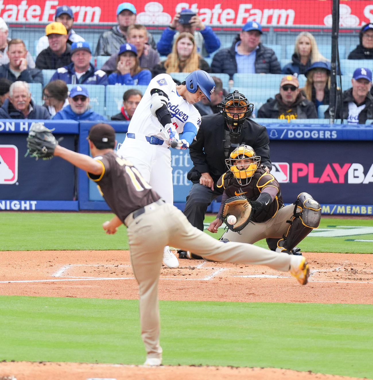 ドジャース対パドレス　1回裏ドジャース無死二塁、ダルビッシュから空振りの三振に倒れる大谷（撮影・菅敏）