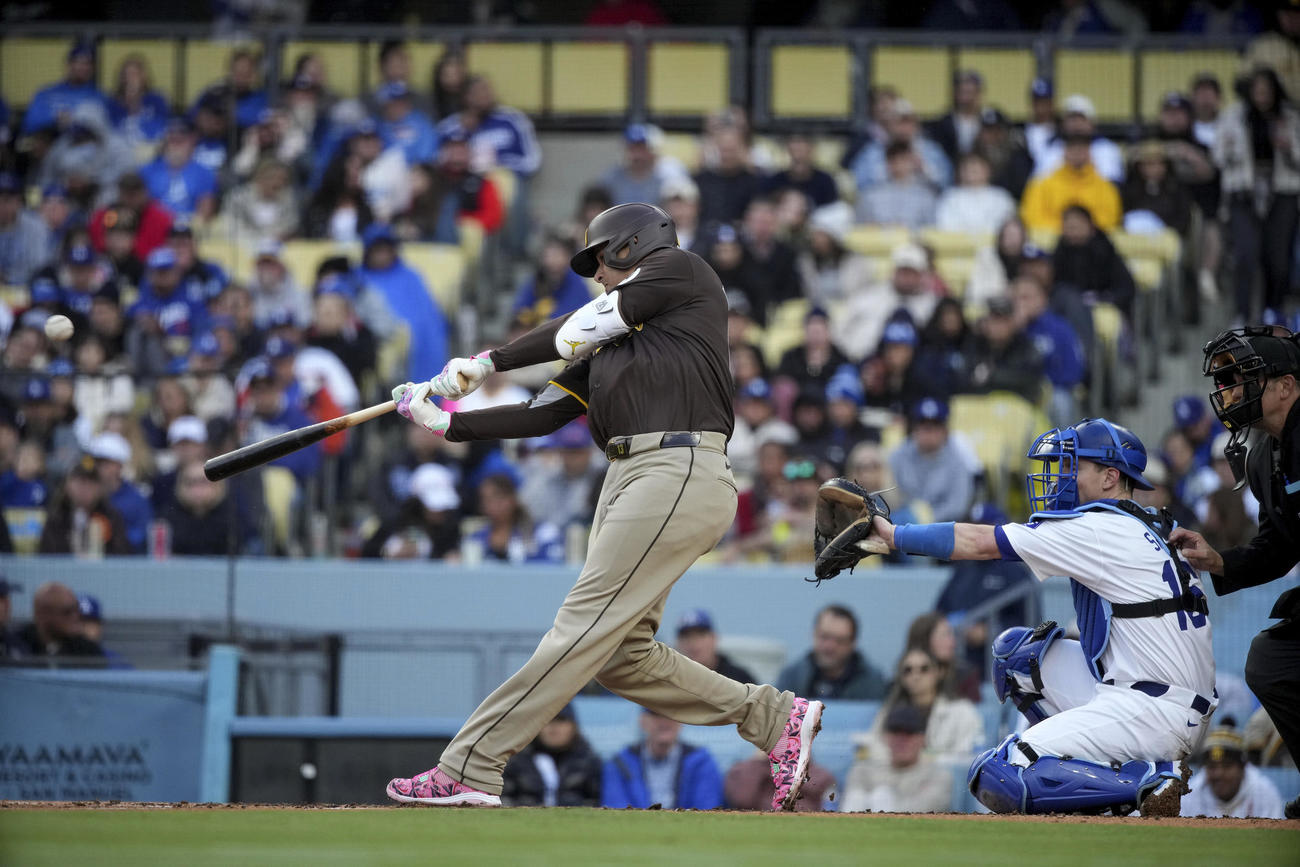 ドジャース対パドレス　パドレスの指名打者マチャドが4回に本塁打を放つ(AP)