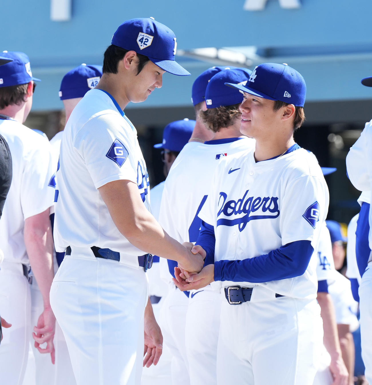 ドジャース対ナショナルズ　ジャッキー・ロビンソンデーのセレモニーに参加し、山本（右）と握手をするドジャース大谷（撮影・菅敏）