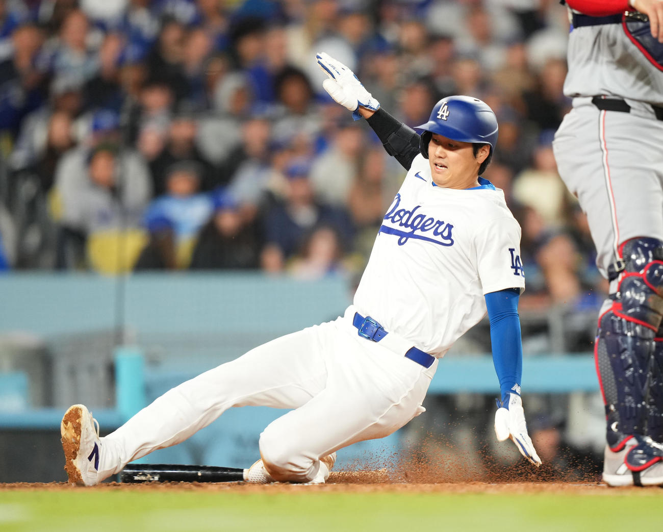ドジャース対ナショナルズ　6回裏ドジャース1死三塁、スミスの三ゴロで三塁から生還する大谷（撮影・菅敏）