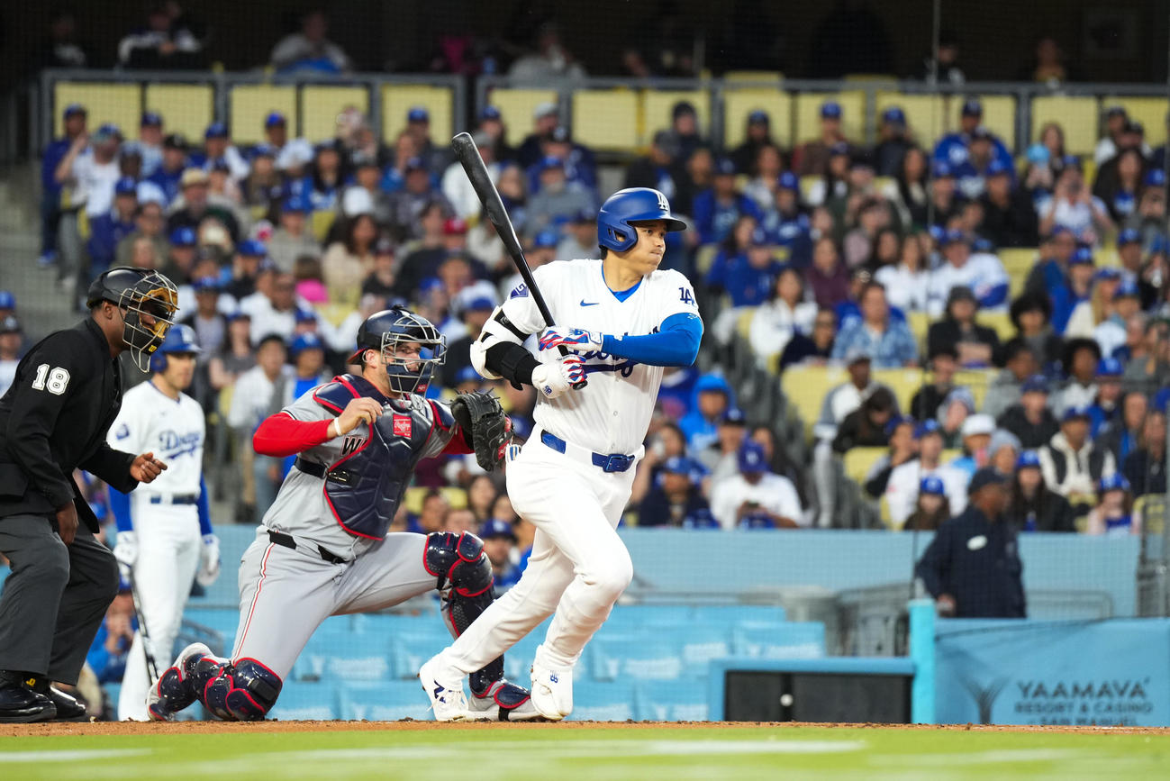 ドジャース対ナショナルズ　1回裏ドジャース1死、右前打を放つ大谷（撮影・菅敏）