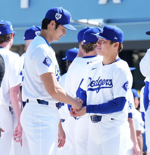 ドジャース対ナショナルズ ジャッキー・ロビンソンデーのセレモニーに参加し、山本(右)と握手をするドジャース大谷(撮影・菅敏)