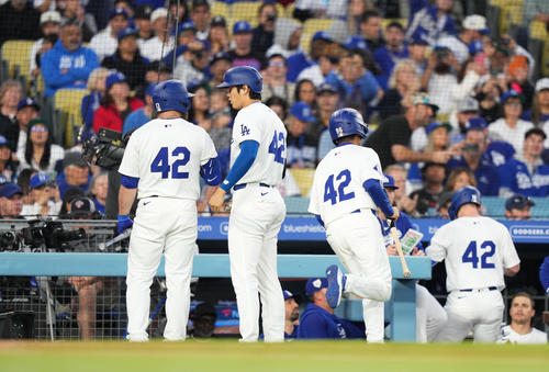 ドジャース対ナショナルズ 1回裏ドジャース1死一、三塁、スミスの犠飛で三塁から生還し、マンシー(左端)と話す大谷(撮影・菅敏)