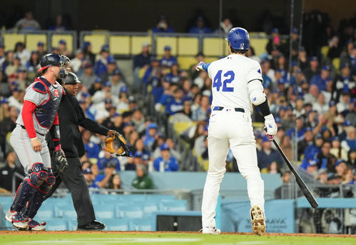 ドジャース対ナショナルズ 6回裏ドジャース無死、捕手の打撃妨害で出塁する大谷(右)(撮影・菅敏)