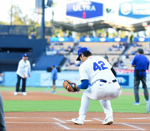 ドジャース対ナショナルズ 始球式で捕手を務めるドジャース大谷(撮影・菅敏)