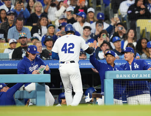 ドジャース対ナショナルズ 1回裏ドジャース1死一、三塁、スミスの犠飛で三塁から生還し、ロバーツ監督(右から2人目)に迎えられる大谷(撮影・菅敏)