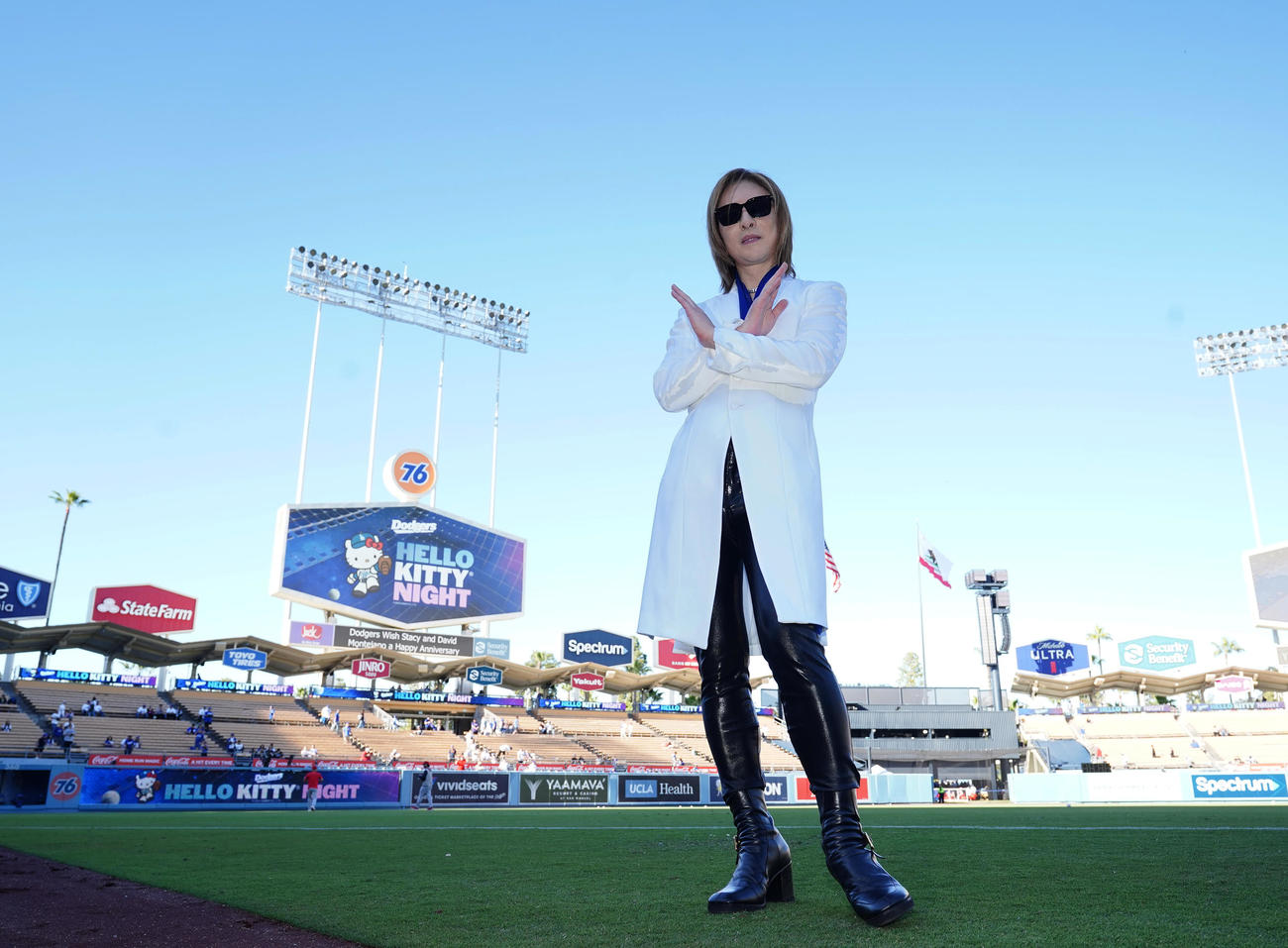 ドジャース対ナショナルズ　ドジャースタジアムを訪れ、ポーズをとるYOSHIKI（撮影・菅敏）