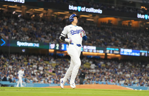 ドジャース対ナショナルズ　4回裏ドジャース2死一、三塁、ニゴロに倒れる大谷（撮影・菅敏）