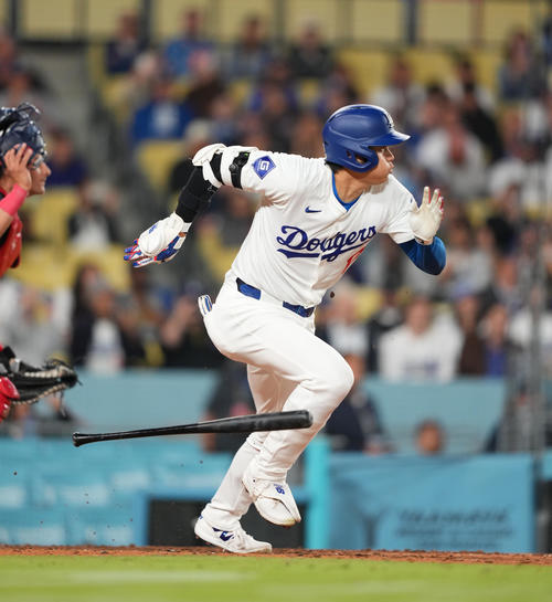 ドジャース対ナショナルズ　8回裏ドジャース2死一塁、三塁内野安打を放つ大谷（撮影・菅敏）