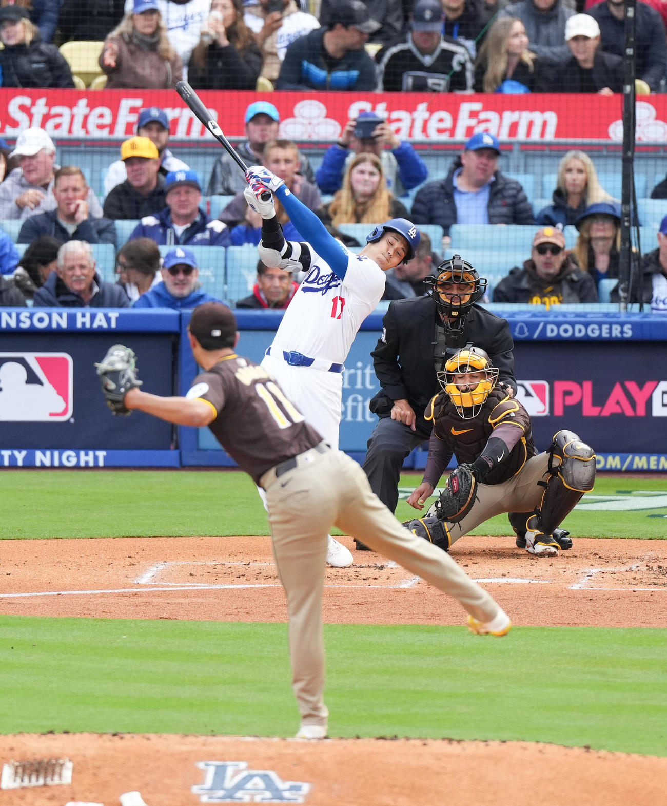 ドジャース対パドレス　1回裏ドジャース無死二塁、ダルビッシュから空振りの三振に倒れる大谷（撮影・菅敏）