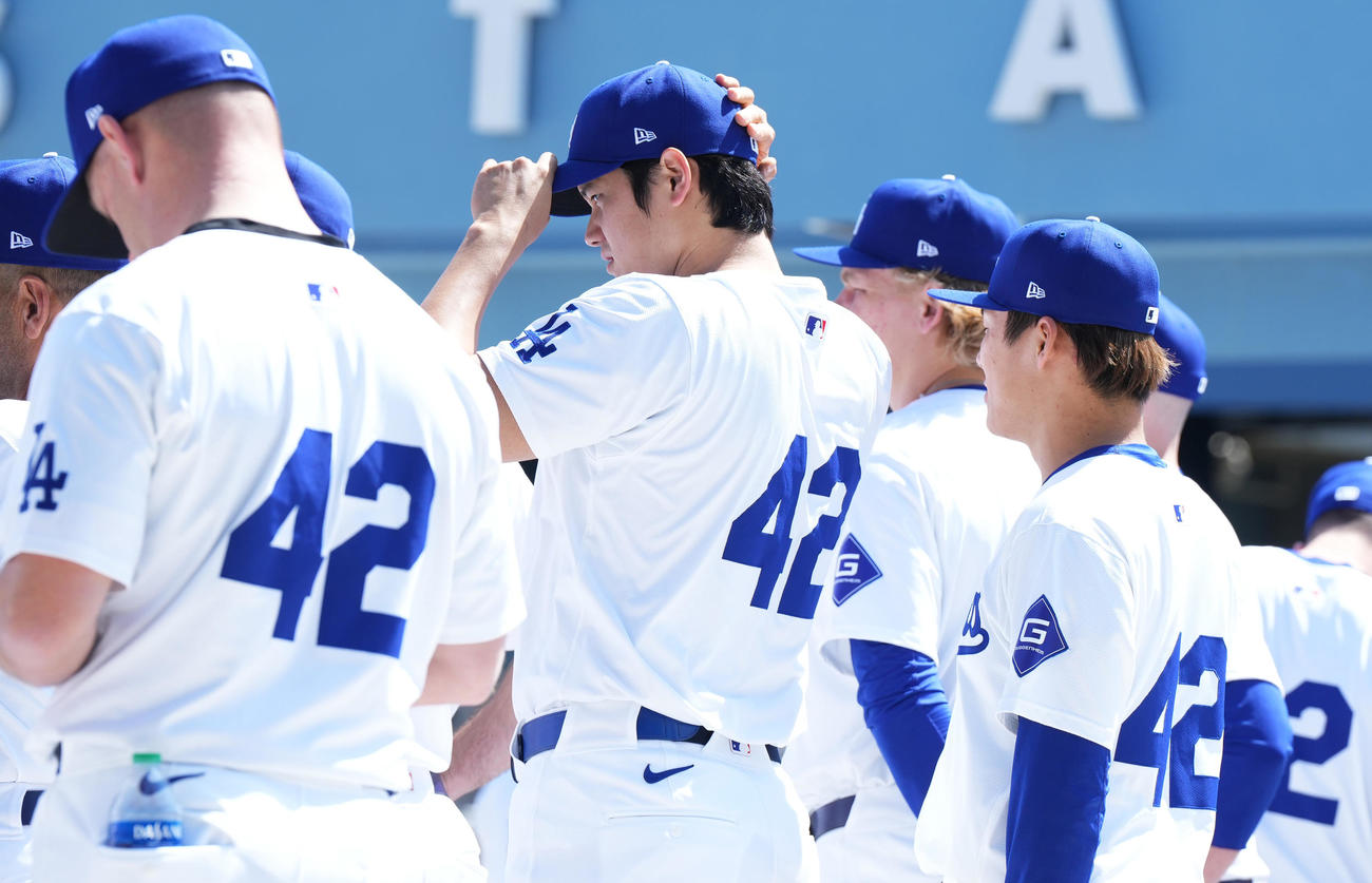ドジャース対ナショナルズ　ジャッキー・ロビンソンデーで背番号42を付けセレモニーに参加するドジャース大谷（中央左）と山本（右端）（撮影・菅敏）