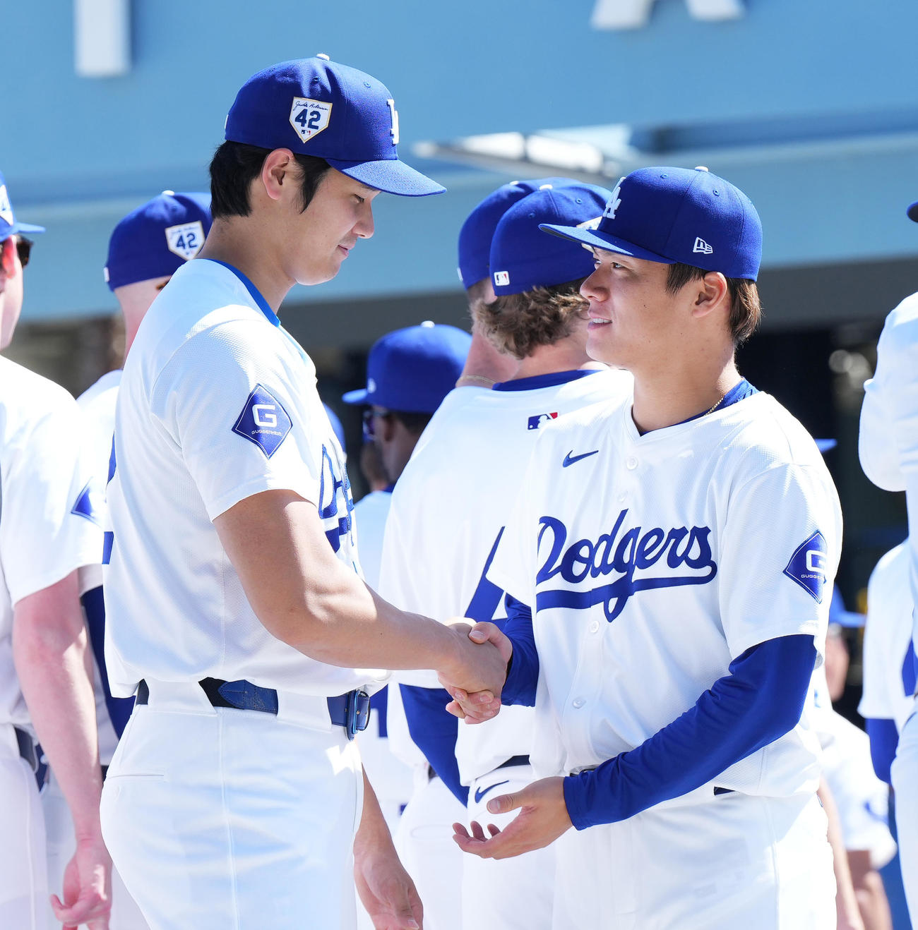 ドジャース対ナショナルズ　ジャッキー・ロビンソンデーのセレモニーに参加し、山本（右）と握手をするドジャース大谷（撮影・菅敏）