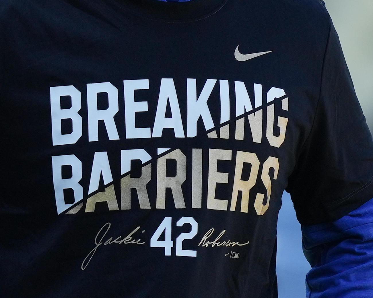 ドジャース対ナショナルズ　ジャッキー・ロビンソンデーでドジャース選手が練習で着ていたTシャツ（撮影・菅敏）