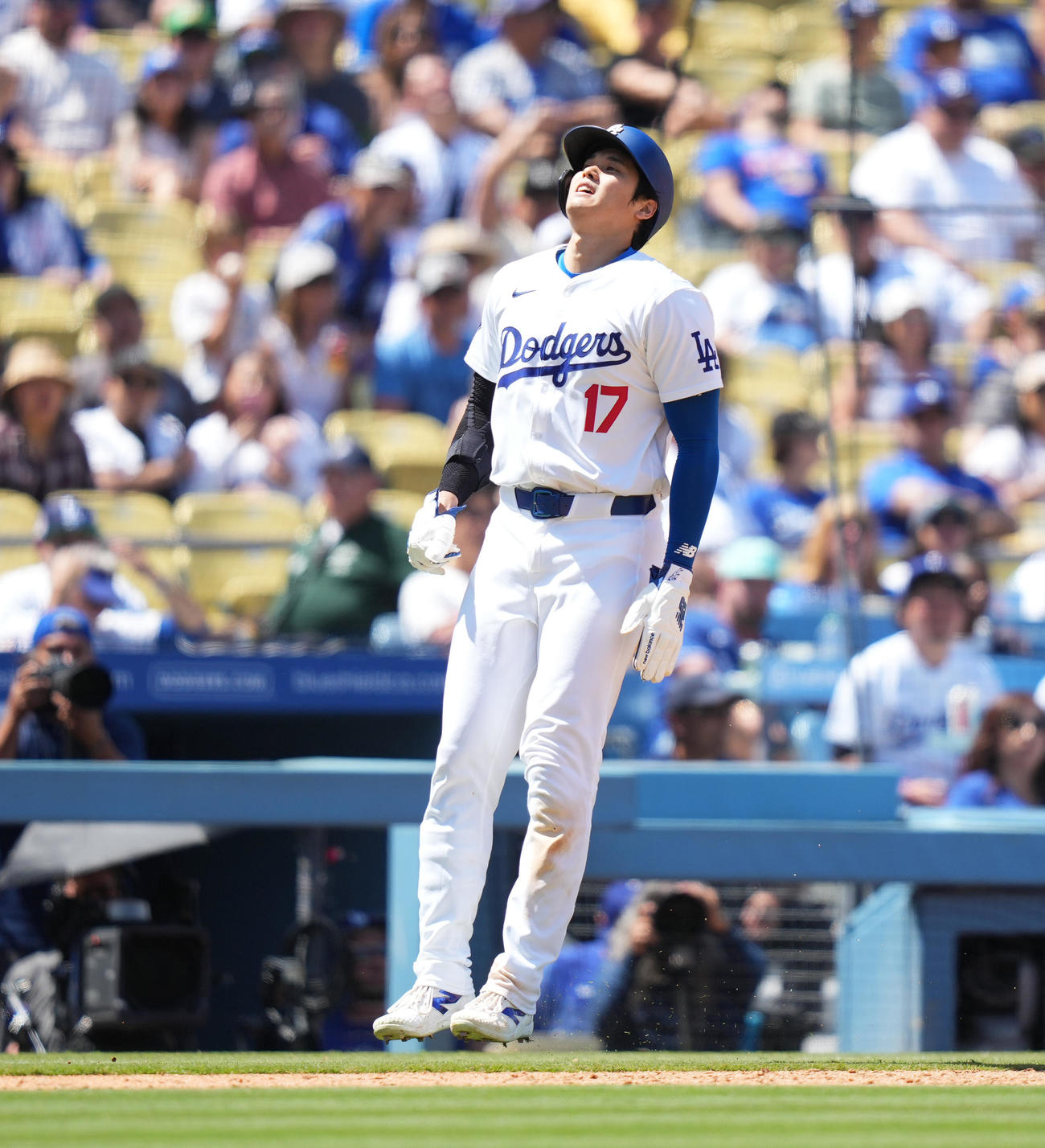 ドジャース対ナショナルズ　8回、二塁残塁に終わり、ジャンプして悔しがる大谷（撮影・菅敏）