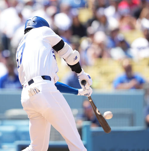 ドジャース対ナショナルズ　8回裏ドジャース2死、中前打を放つ大谷（撮影・菅敏）