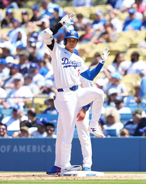 ドジャース対ナショナルズ　6回裏ドジャース無死、右前打を放ち、ポーズをとる大谷（撮影・菅敏）