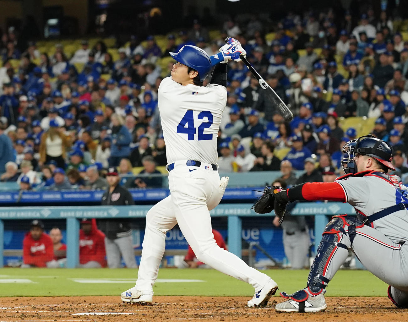 ドジャース対ナショナルズ　3回裏ドジャース1死、背番号42をつけて打球を放つ大谷（撮影・菅敏）
