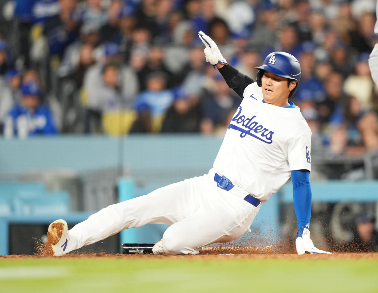 ドジャース対ナショナルズ　6回裏ドジャース1死三塁、スミスの三ゴロで三塁から生還する大谷（撮影・菅敏）