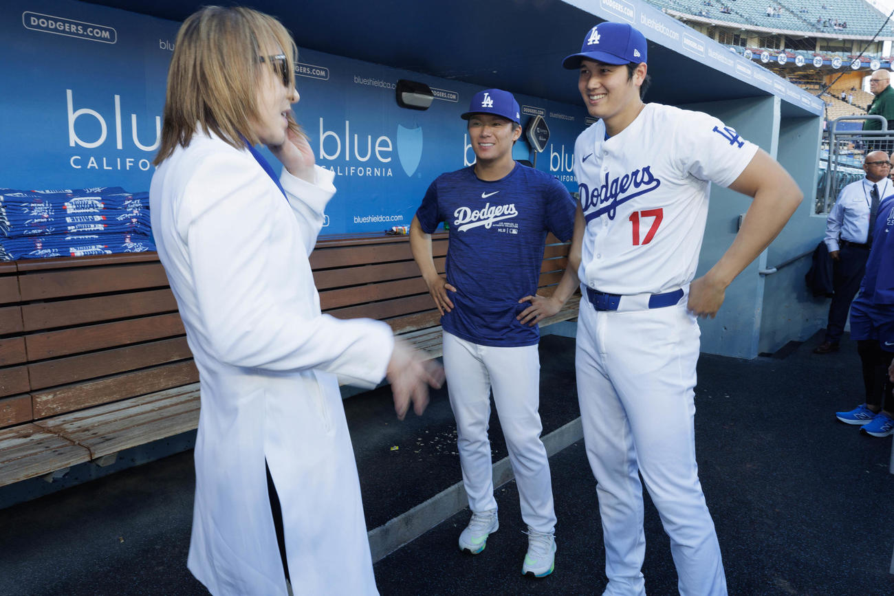 ドジャース対ナショナルズ　試合前にYOSHIKI（左）はドジャース山本（中央）大谷と談笑