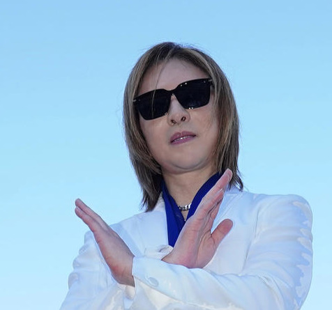 ドジャース対ナショナルズ　ドジャースタジアムを訪れ、ポーズをとるYOSHIKI（撮影・菅敏）