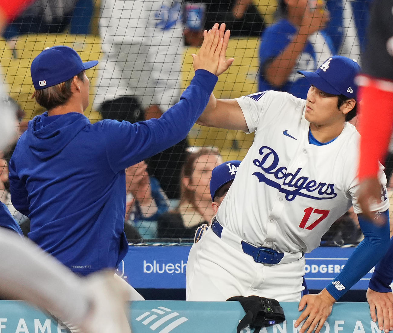 ドジャース対ナショナルズ　ナショナルズに勝利し、山本（左）とタッチをするドジャース大谷（撮影・菅敏）