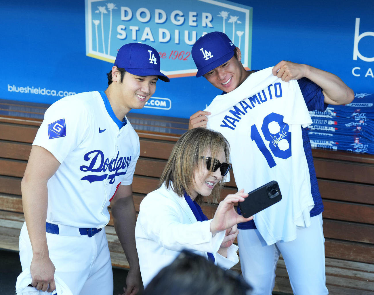 ドジャース対ナショナルズ　試合前、ドジャース大谷（左）と山本（右）と自撮りするYOSHIKI（撮影・菅敏）