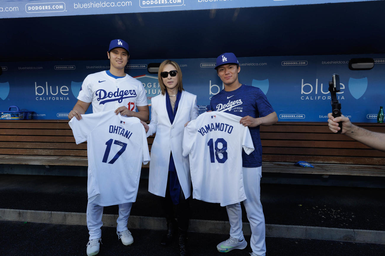 ドジャース対ナショナルズ　試合前にYOSHIKI（中央）はドジャース大谷（左）山本と記念撮影