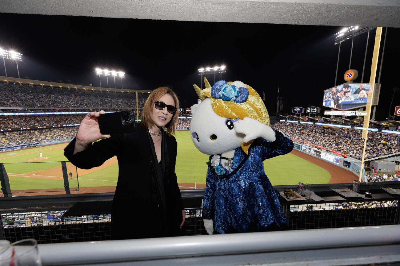 ドジャース対ナショナルズ　ドジャースタジアムを満喫するYOSHIKI