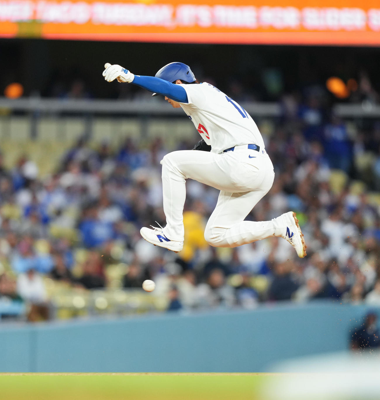 ドジャース対ナショナルズ　1回裏ドジャース無死満塁、フリーマンの遊ゴロの打球をジャンプして避ける二塁走者大谷（撮影・菅敏）