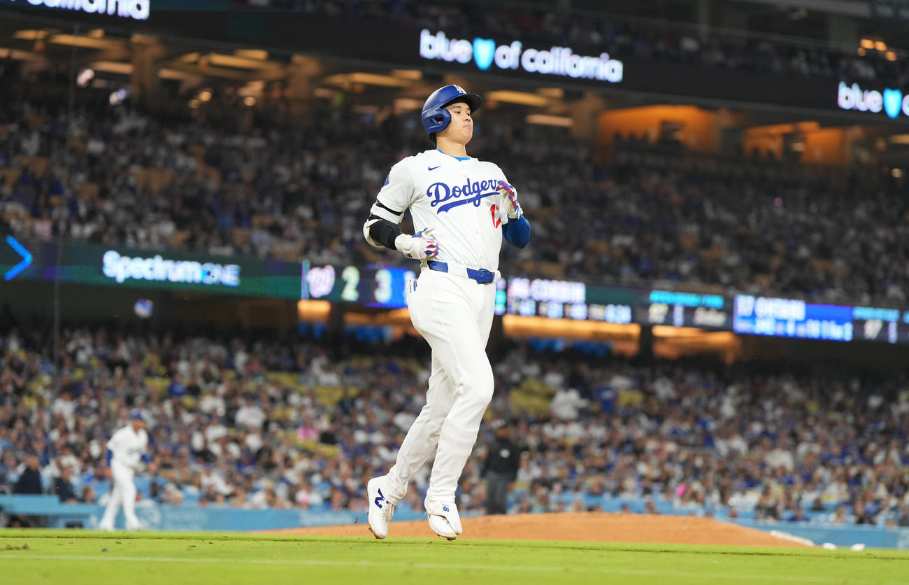 ドジャース対ナショナルズ　4回裏ドジャース2死一、三塁、ニゴロに倒れる大谷（撮影・菅敏）