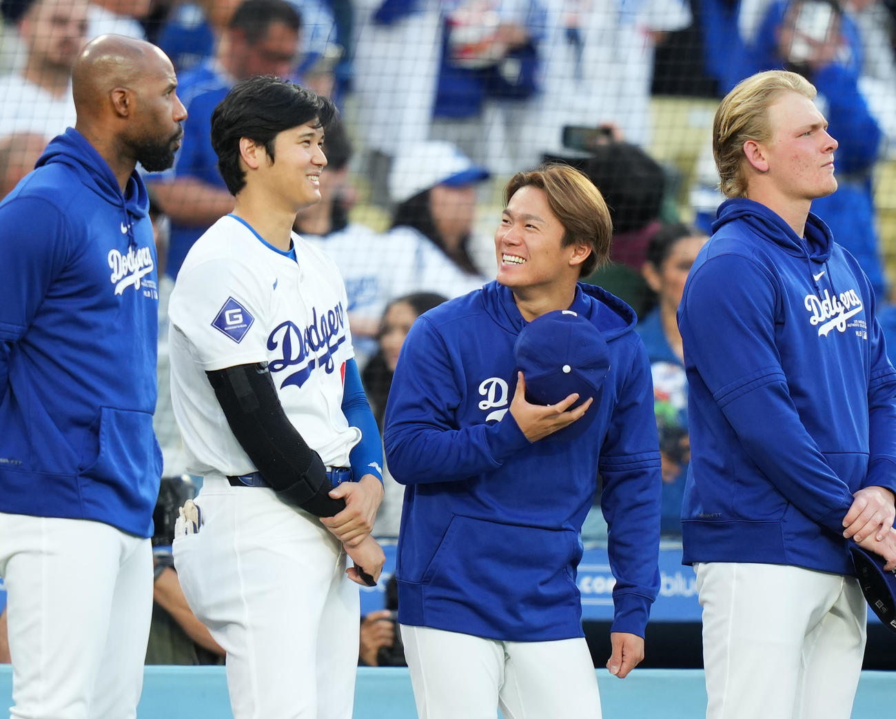 ドジャース対ナショナルズ　試合開始前、山本（右から2人目）と談笑するドジャース大谷（撮影・菅敏）