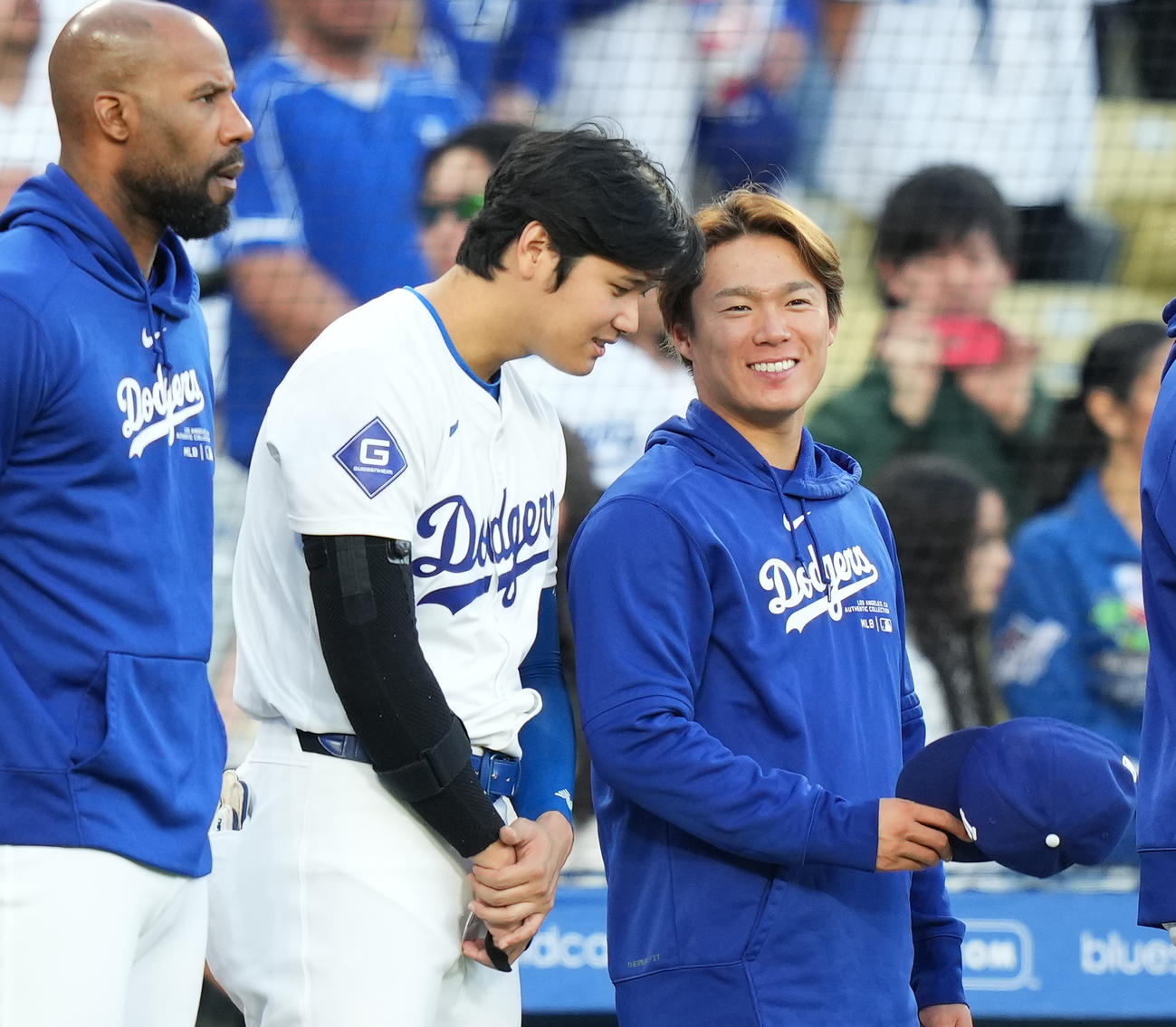 ドジャース対ナショナルズ　試合開始前、山本（右）と談笑するドジャース大谷（撮影・菅敏）