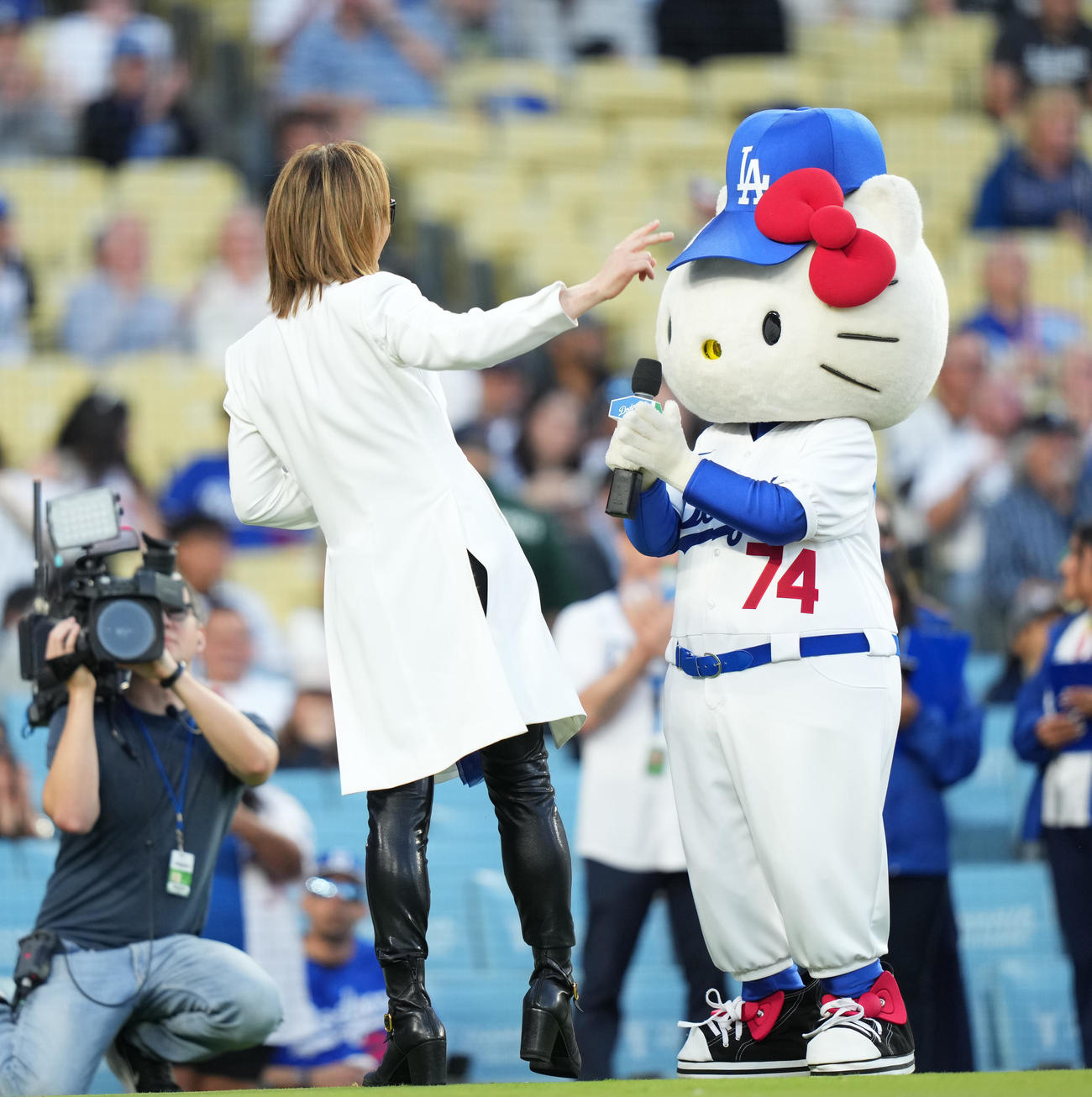 ドジャース対ナショナルズ　試合開始の宣言をするYOSHIKIとハローキティ（右）（撮影・菅敏）