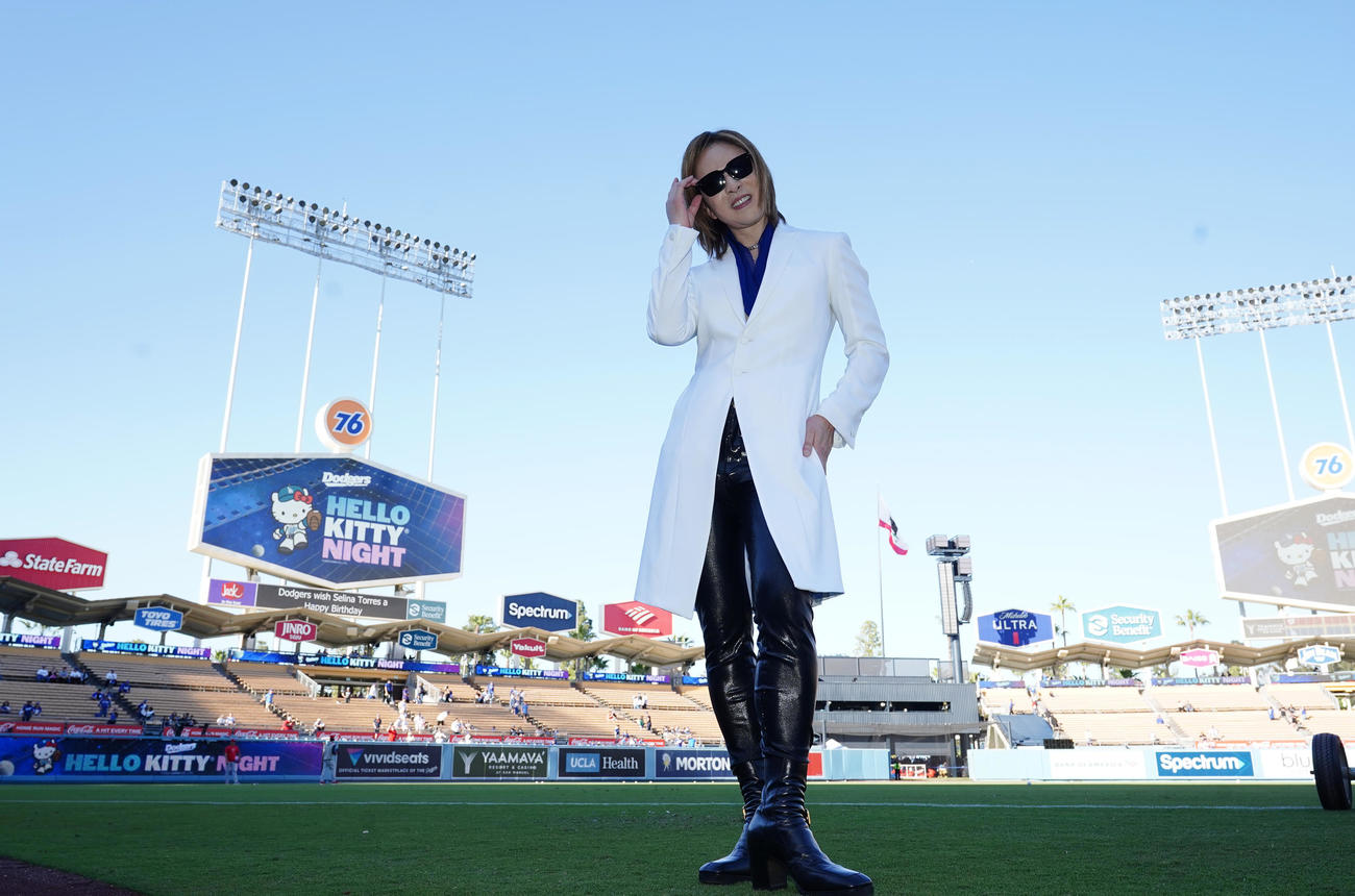 ドジャース対ナショナルズ　ドジャースタジアムを訪れ、ポーズをとるYOSHIKI（撮影・菅敏）