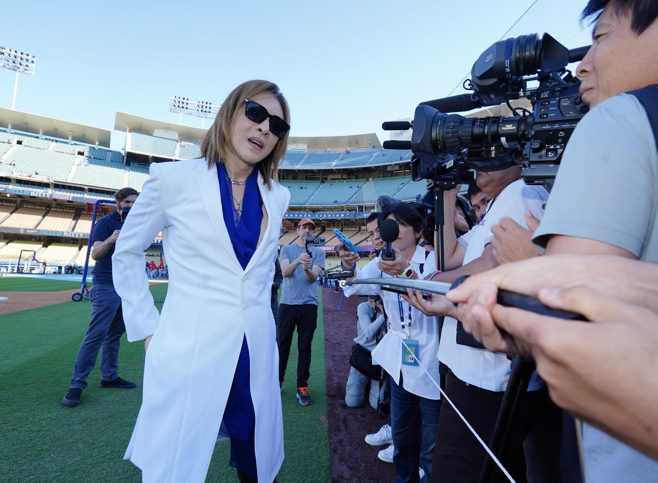 ドジャース対ナショナルズ　ドジャースタジアムを訪れ、記者の質問に答えるYOSHIKI（撮影・菅敏）