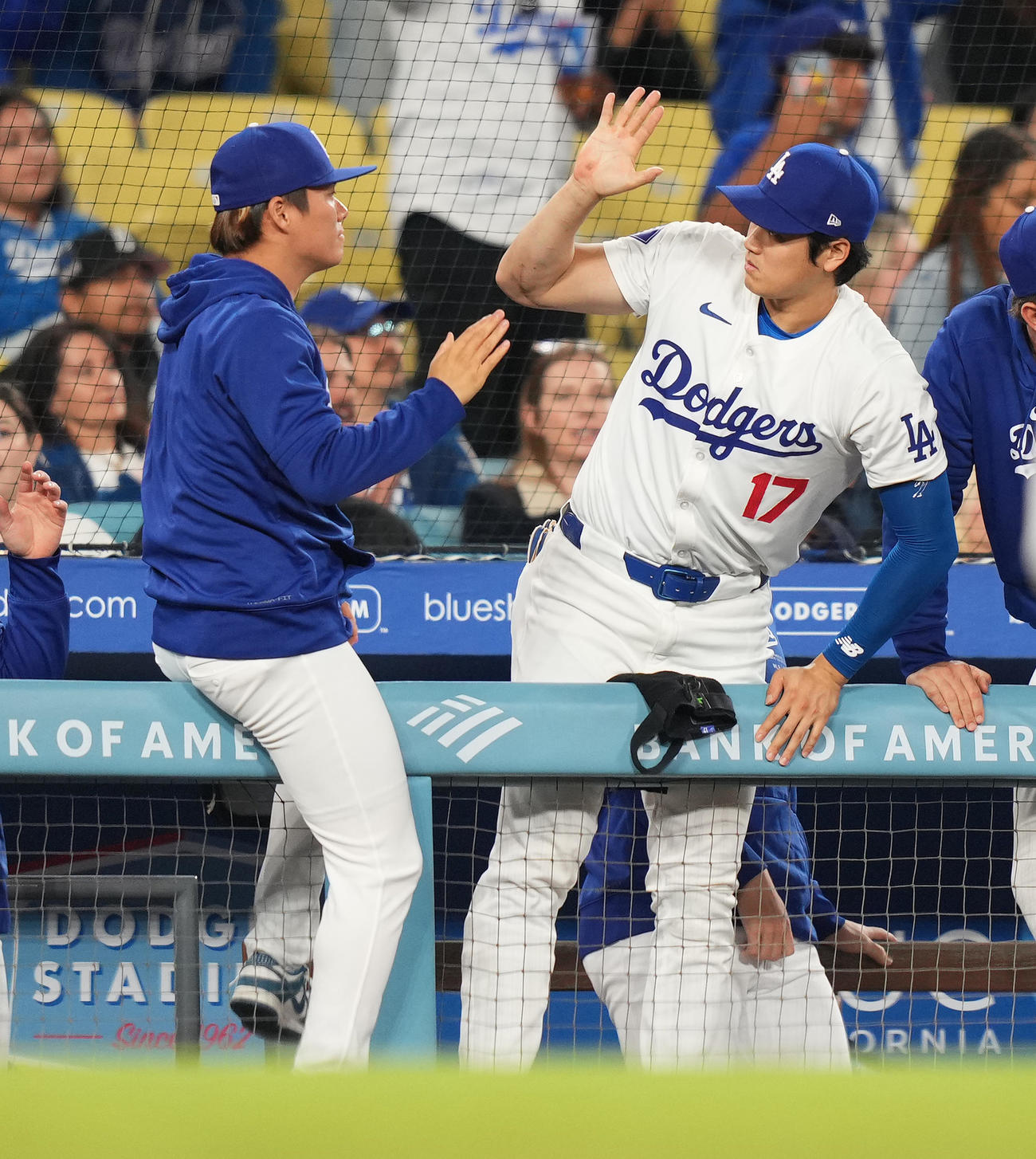 ドジャース対ナショナルズ　ナショナルズに勝利し、山本（左）とタッチをするドジャース大谷（撮影・菅敏）