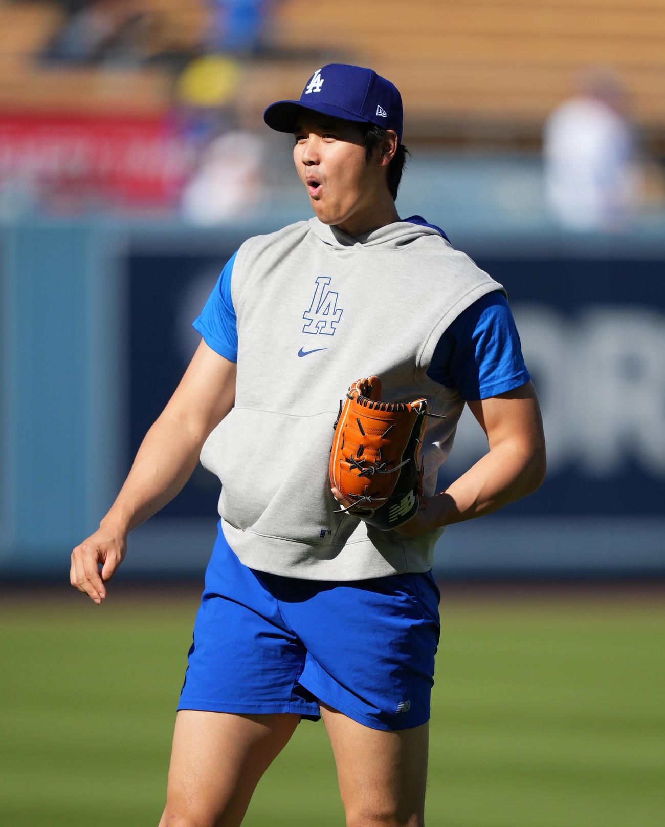 ドジャース対ナショナルズ　試合前、キャッチボールをするドジャース大谷（撮影・菅敏）