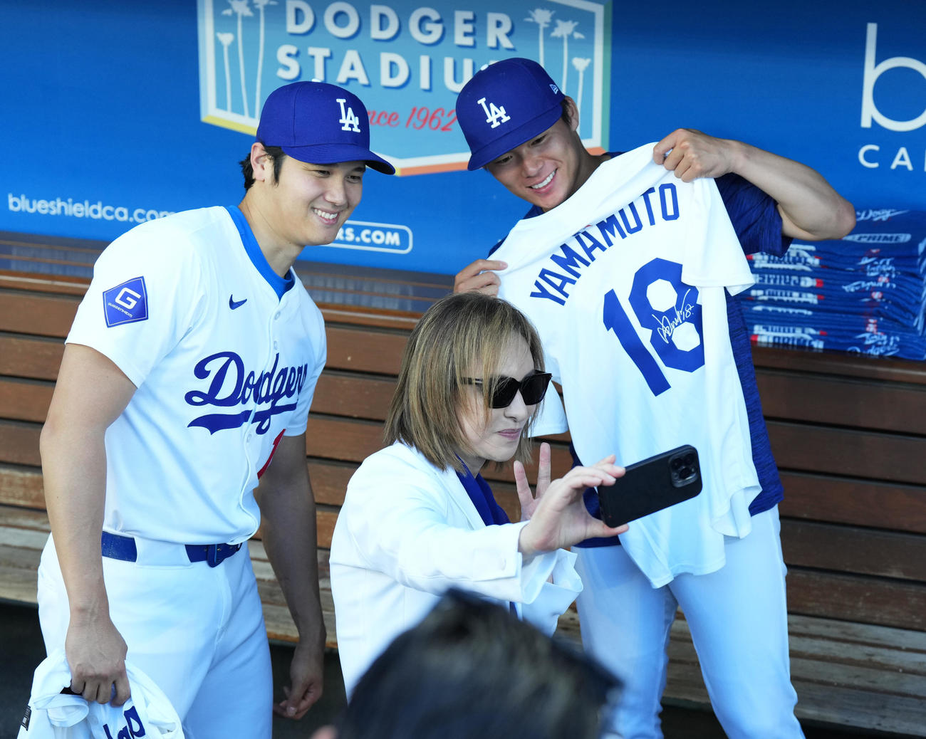 ドジャース対ナショナルズ　試合前、ドジャース大谷（左）と山本（右）と自撮りするYOSHIKI（撮影・菅敏）