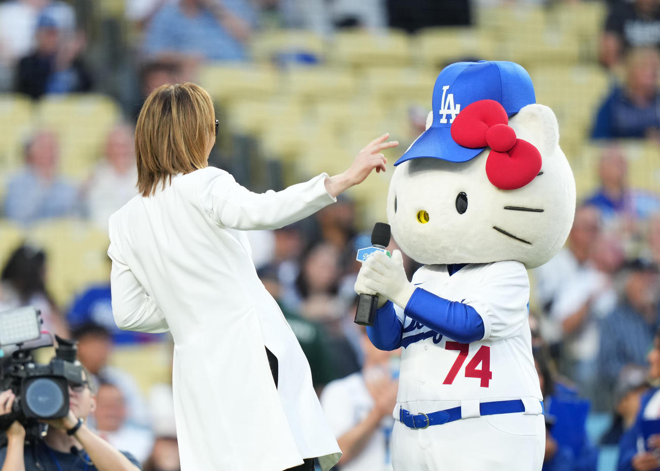 ドジャース対ナショナルズ　試合開始の宣言をするYOSHIKIとハローキティ（右）（撮影・菅敏）