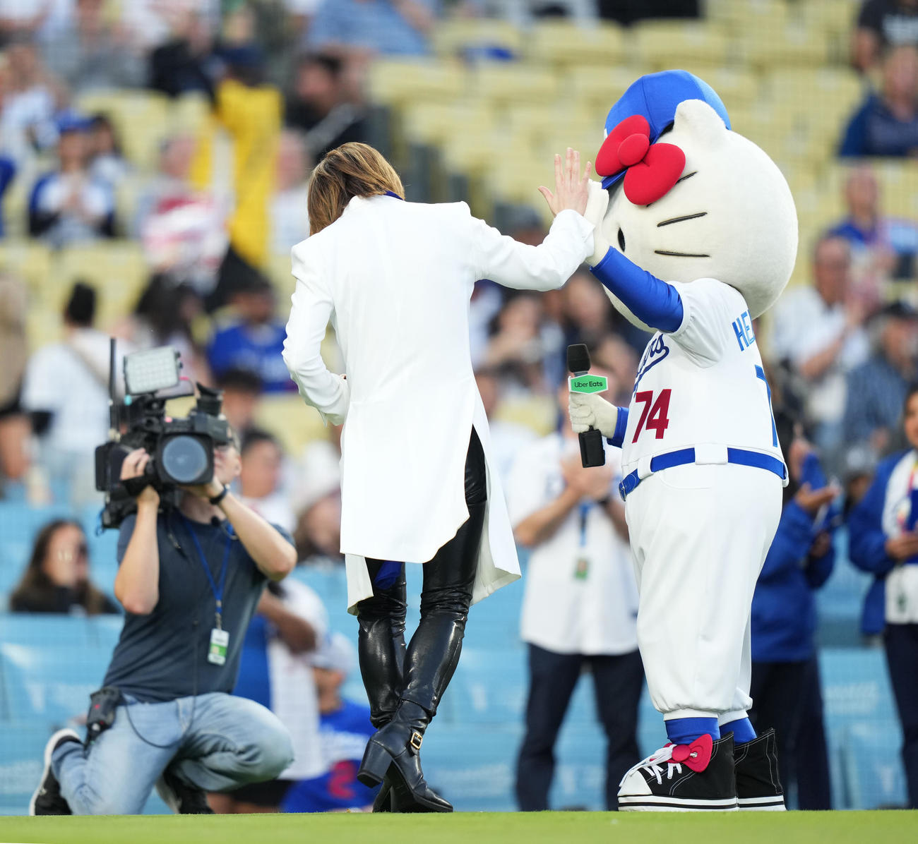 ドジャース対ナショナルズ　試合開始の宣言をしハイタッチをするYOSHIKIとハローキティ（右）（撮影・菅敏）