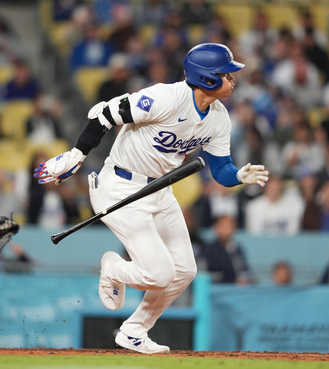 ドジャース対ナショナルズ　8回裏ドジャース2死一塁、三塁内野安打を放つ大谷（撮影・菅敏）