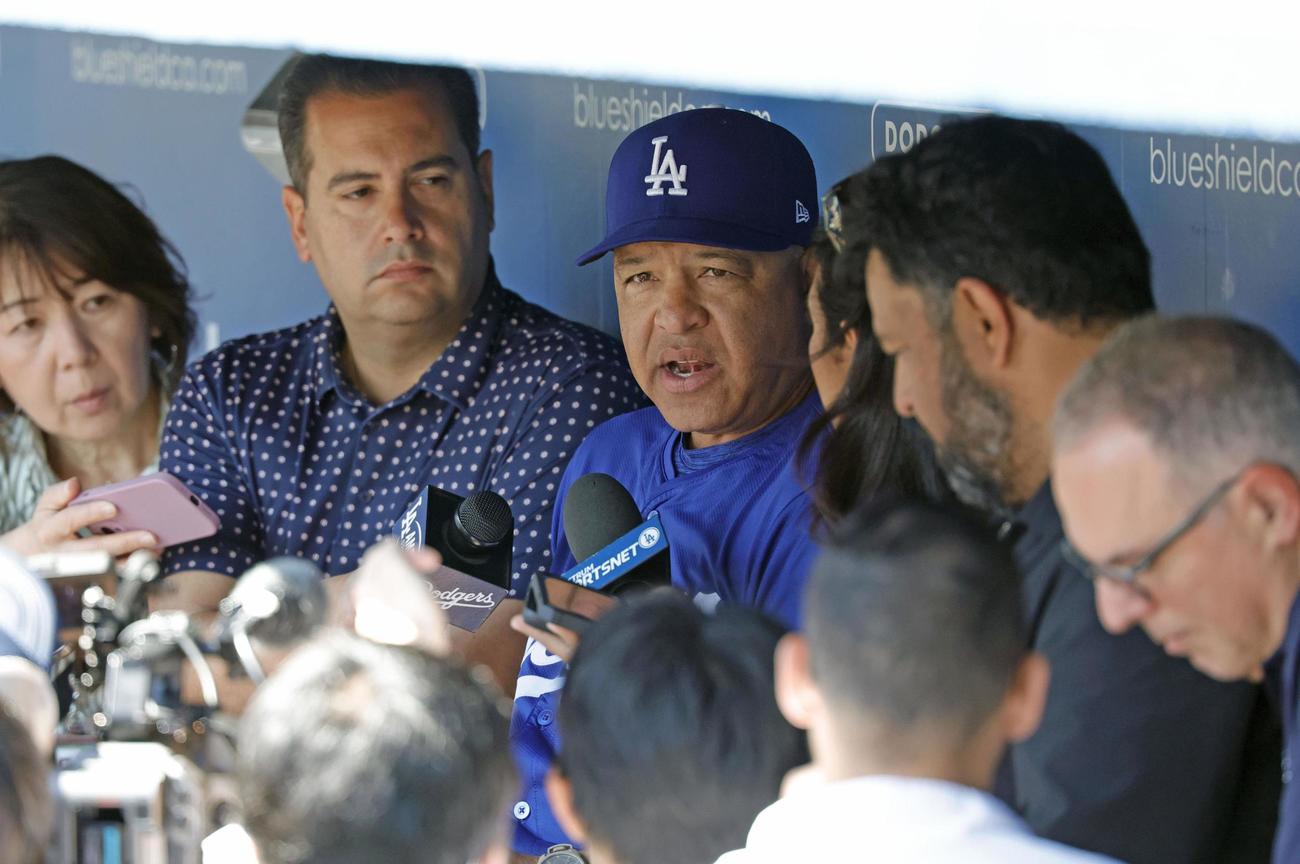 試合前に取材に応じるドジャースのロバーツ監督＝ロサンゼルス（共同）