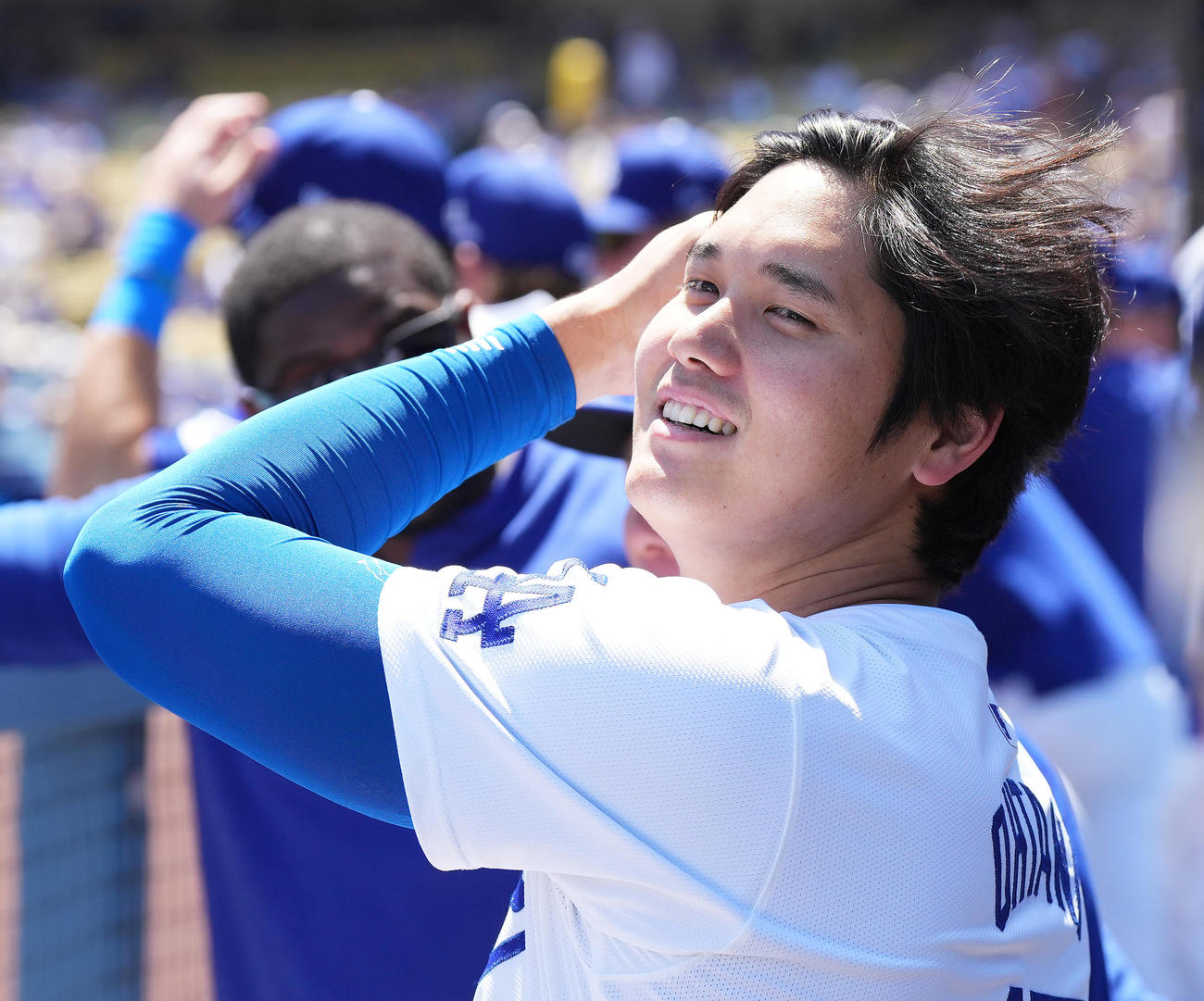 ドジャース対ナショナルズ　ベンチでさわやかな表情で髪をかき上げるドジャース大谷（撮影・菅敏）