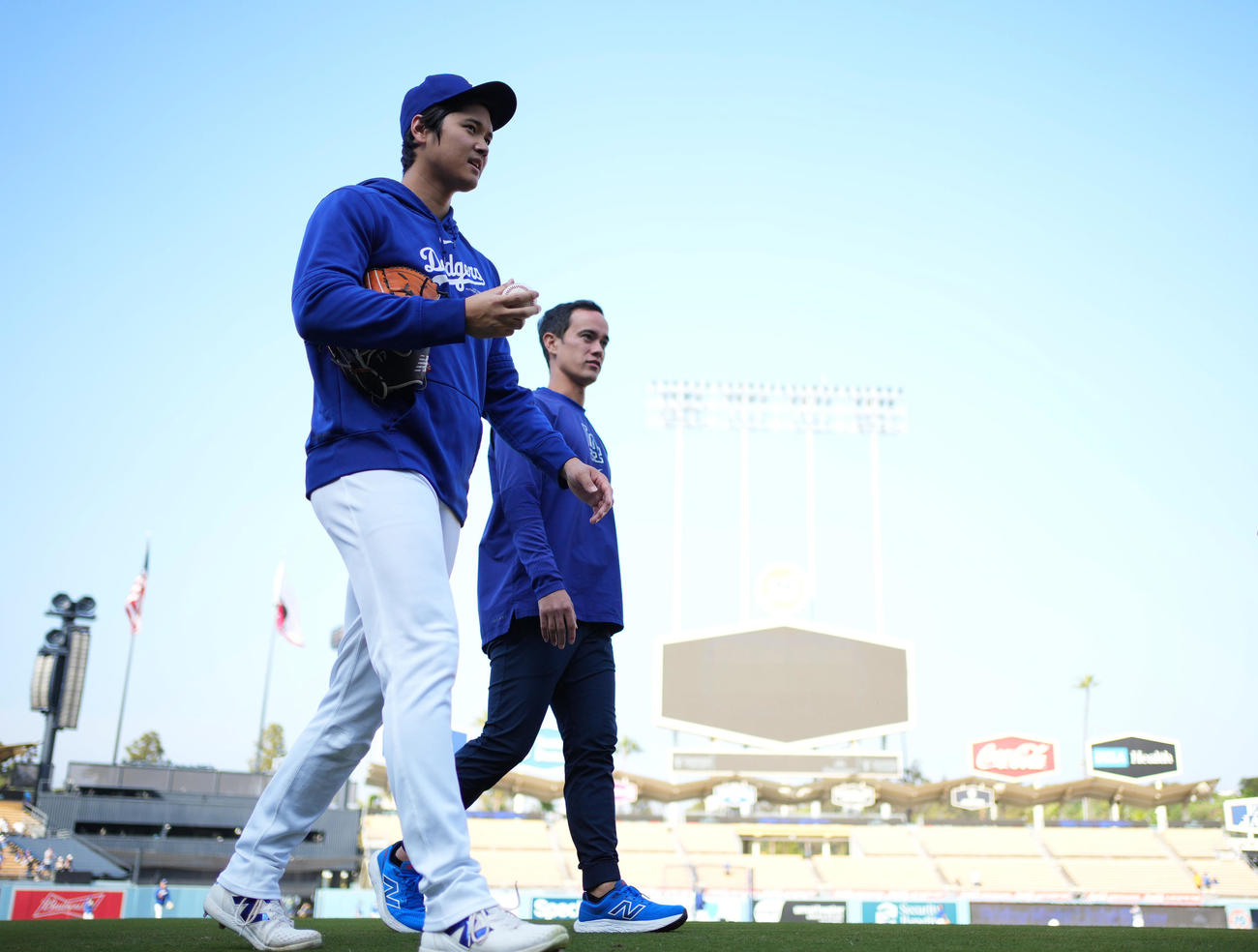 ドジャース対メッツ　試合前、キャッチボールを終え、アイアトン通訳（後方）とロッカールームに戻るドジャース大谷（撮影・菅敏）