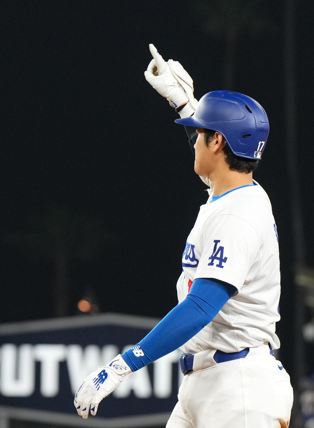 ドジャース対メッツ5回裏ドジャース2死一、二塁、右適時打を放ち、指を突き上げる大谷（撮影・菅敏）