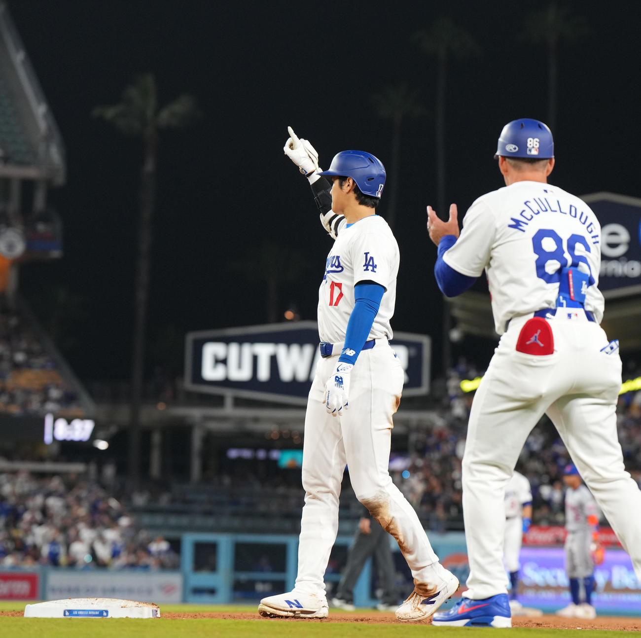 ドジャース対メッツ5回裏ドジャース2死一、二塁、右適時打を放ち、指を突き上げる大谷（左）（撮影・菅敏）
