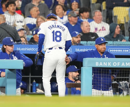ドジャース対メッツ6回を投げ終え、ベンチに戻るドジャース山本は、ロバーツ監督（右）に迎えられる（撮影・菅敏）